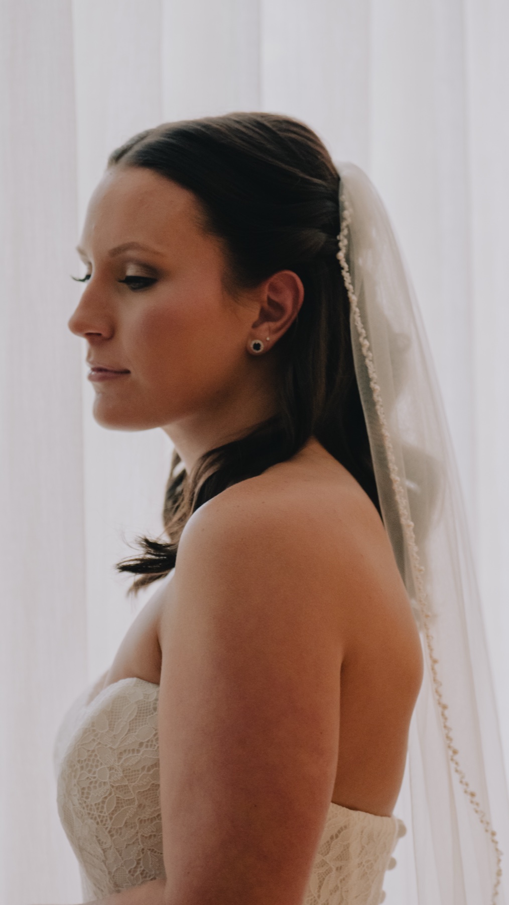 The bride in profile beneath her veil